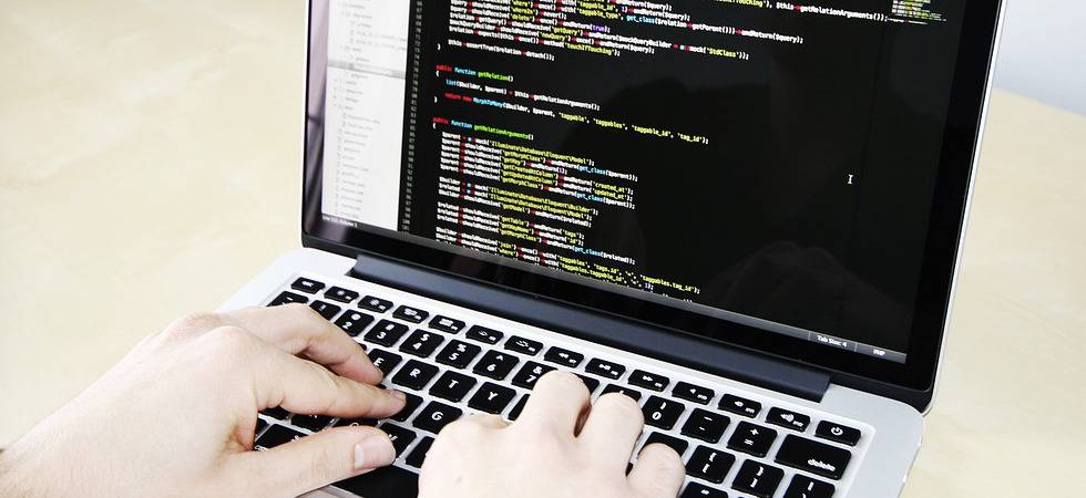 csm_Laptop_Code_Haende_neu_e7b1ad2b82