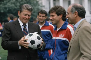 Das vergessene Versprechen: Ronald Reagan und die WM-Trophäe
