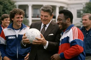 Das vergessene Versprechen von 1983: Ronald Reagan und die WM-Trophäe