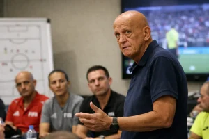 FIFA-Schiedsrichterchef präsentiert neue VAR-Regeln für die WM