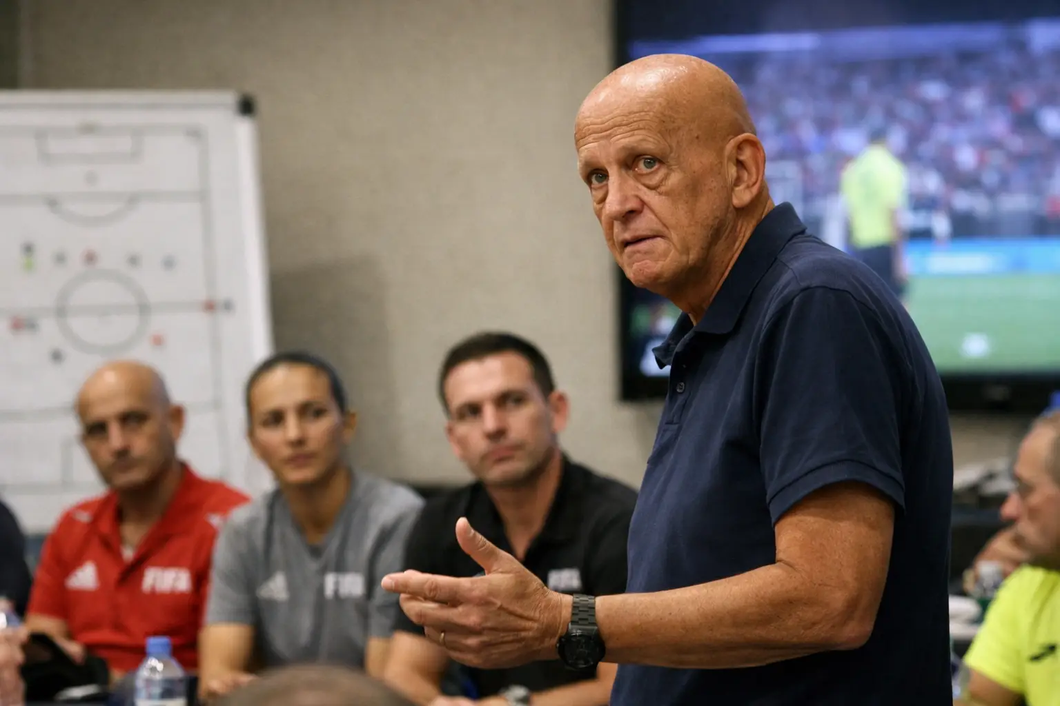 FIFA-Schiedsrichterchef präsentiert neue VAR-Regeln für die WM