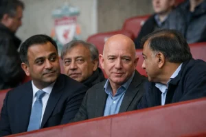 Jeff Bezos will amerikanischen Milliardären beim Kauf von Premier-League-Clubs beitreten