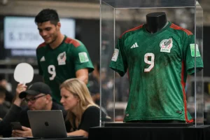 Raúl Jiménez’ erstes WM-Tor: Trikot erzielt Rekordpreis bei Online-Auktion