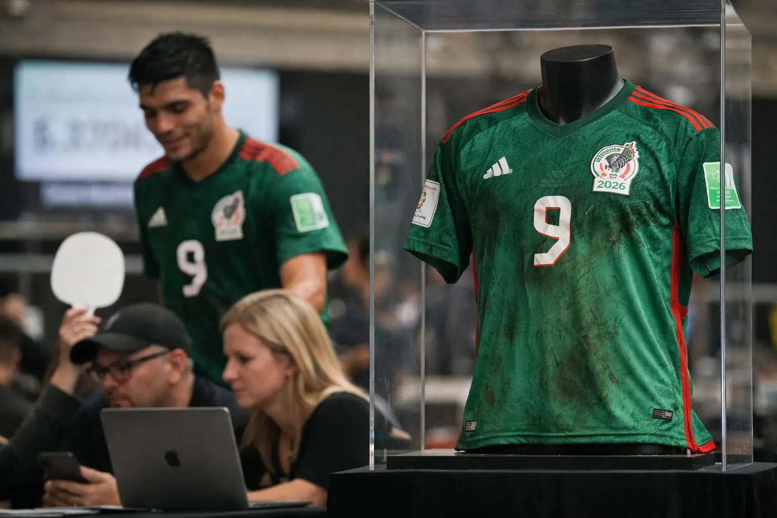 Raúl Jiménez’ erstes WM-Tor: Trikot erzielt Rekordpreis bei Online-Auktion