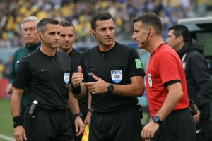 Schiedsrichter Brasilien vs Japan bei der WM 2026