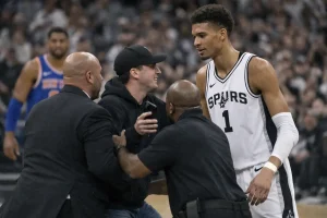 Victor Wembanyama reagiert auf Fan auf dem Spielfeld bei NBA-Finals 2026