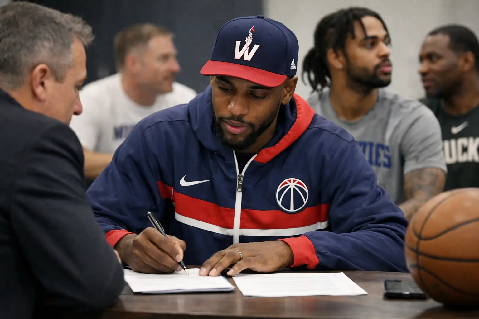 Wizards sichern sich Khris Middleton in großem Sechs-Team-Trade