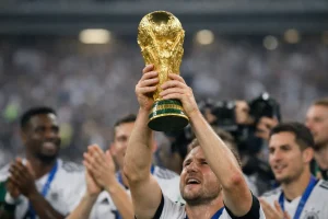 Woraus besteht der neue WM-Pokal? Gewicht und Erstverwendung